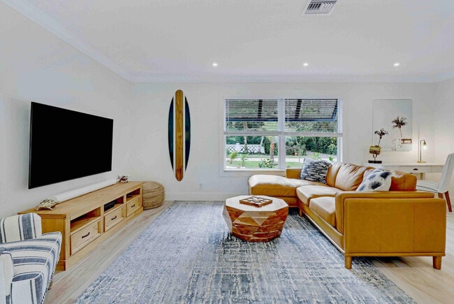 Building Photo - 9 W Riverside Dr