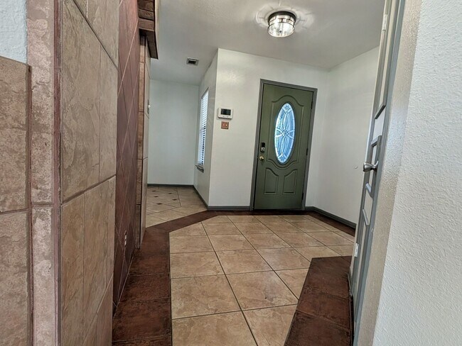 Building Photo - Spacious Family Rental Home