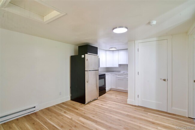 Building Photo - 120 Main St