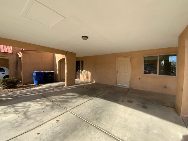 Building Photo - 3 Bedroom Town home Near 4th Street SW & B...