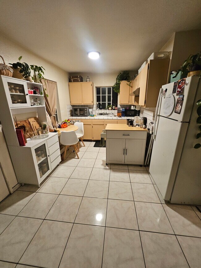 Building Photo - 714 S Record Ave