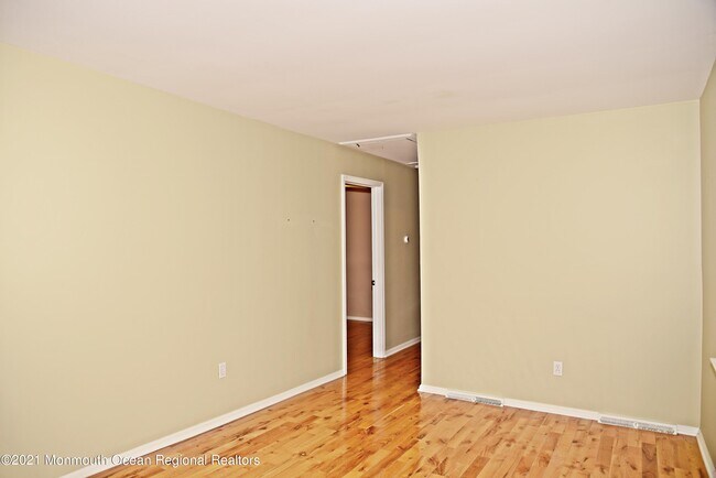 Foto del edificio - 465 Monmouth Ave