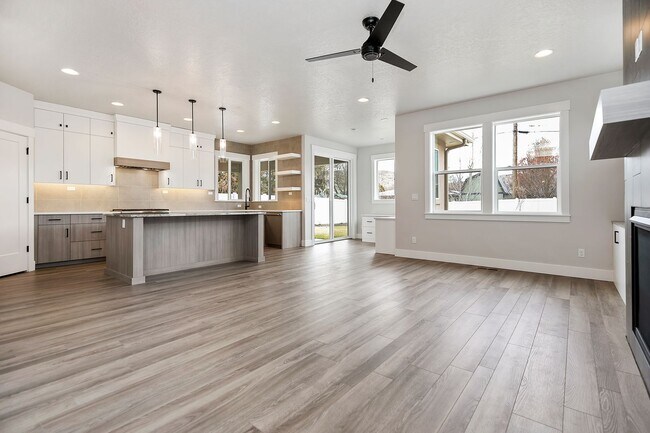Foto del edificio - Luxury 5 Bed, 3 Bath home with over 3,000 sq. ft.