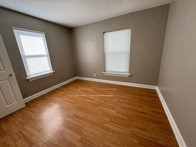 Building Photo - $1,195.  Cute!  Huge fenced back yard!