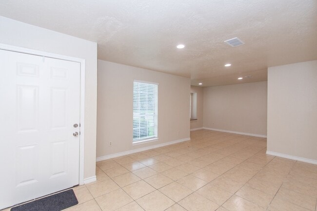 Building Photo - 6710 Stiller Dr