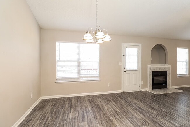 Foto del edificio - 3205 Forest Creek Ct