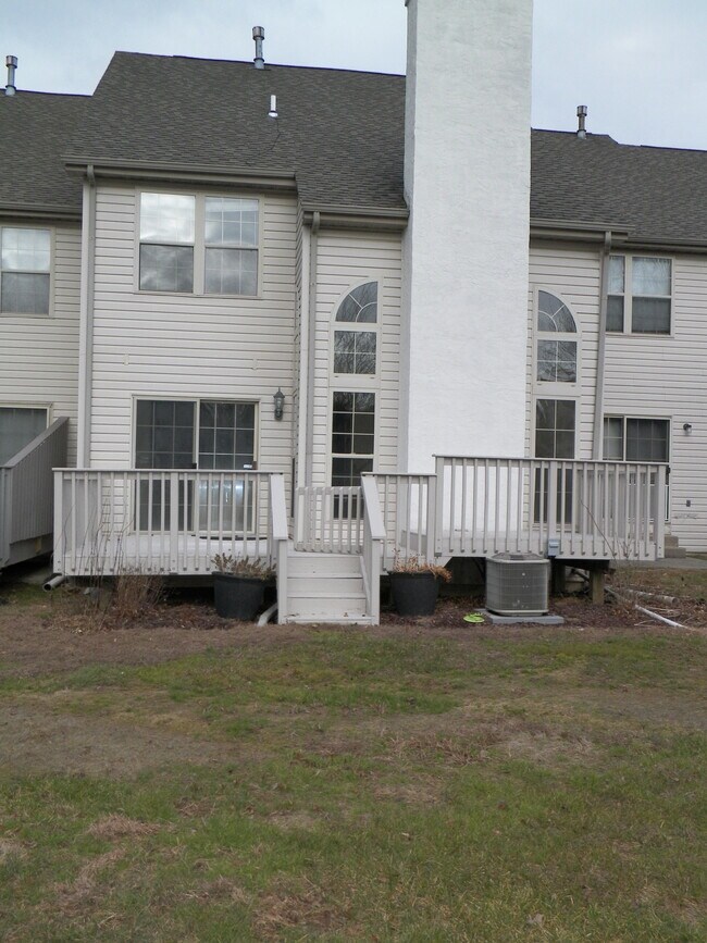 Foto del edificio - 5077 Rosewood Dr