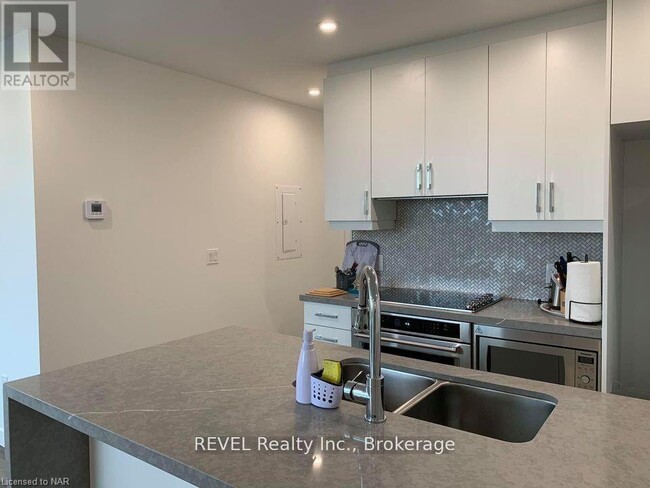 Photo du bâtiment - 407-479 CHARLTON AVE Ave