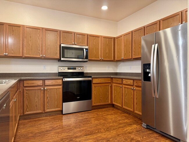 Building Photo - Beautifully Adorable Townhome!