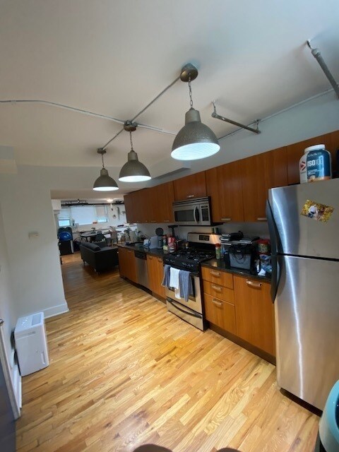 Building Photo - 1370 W Wilson Ave