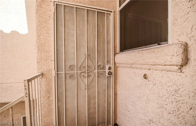 Foto del edificio - 5000 Red Rock St