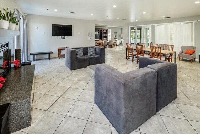 Foto del edificio - Perectly Located, **PET FRIENDLY** Spacious, 2bed/ 2bath, Emeryville Condo For Rent