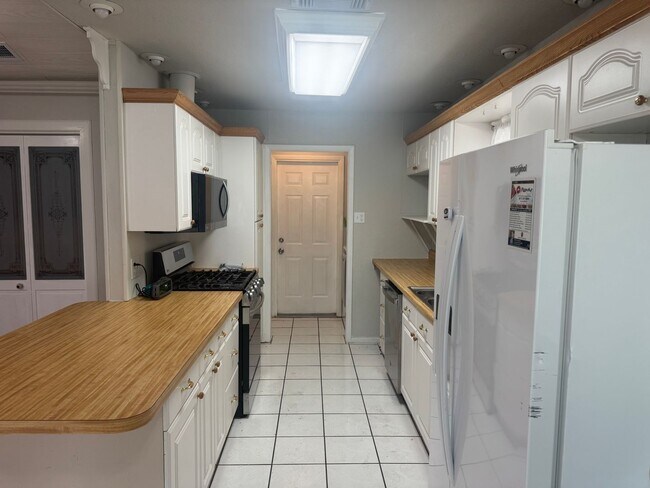 Foto del edificio - Lovely Crowley Home For Lease