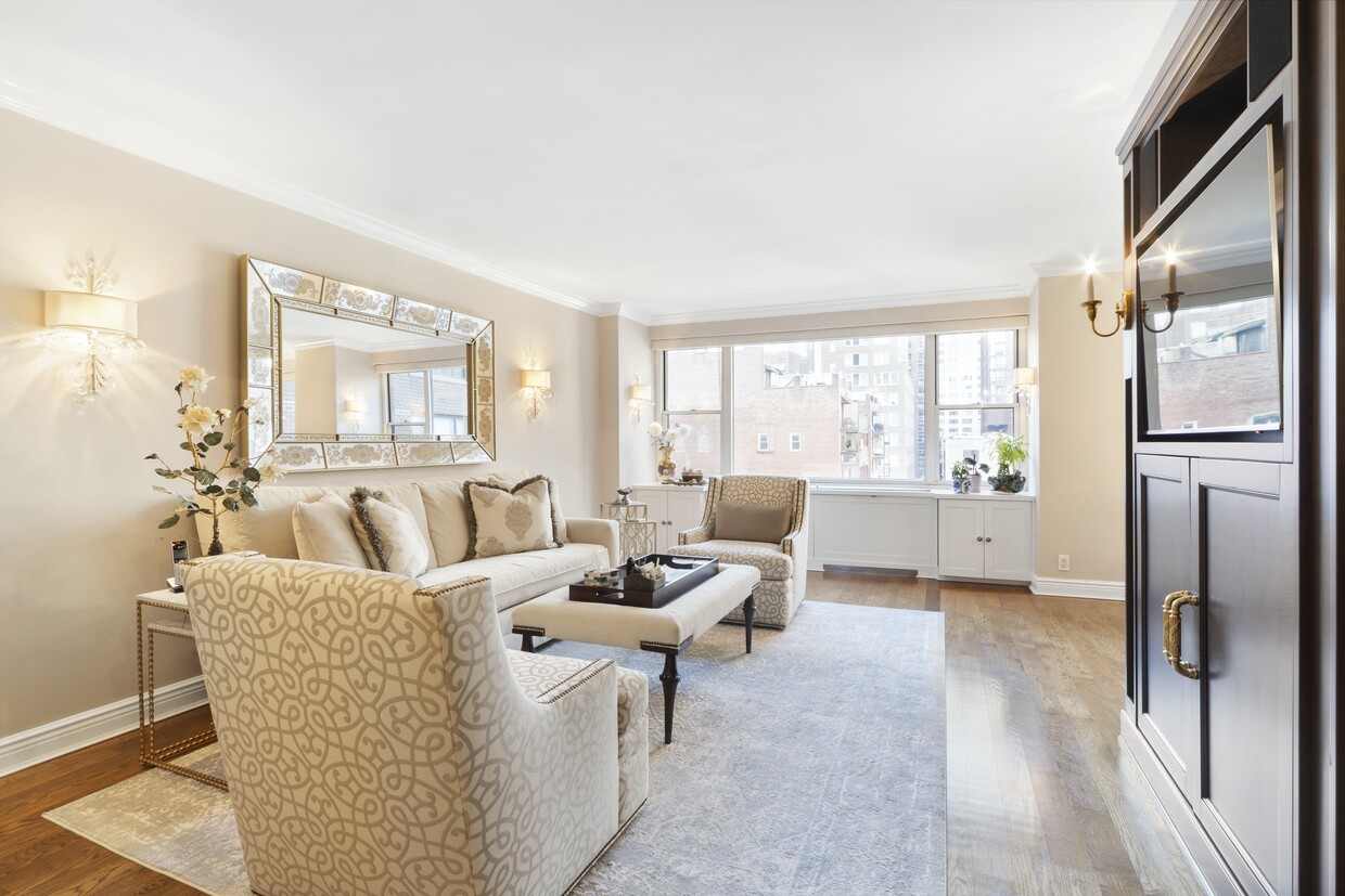 Primary Photo - Pristine spacious two bedroom home!