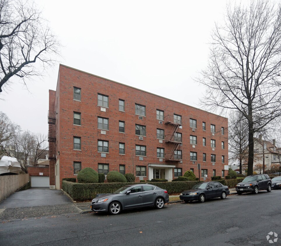 Summit House Apartments in Mount Vernon, NY