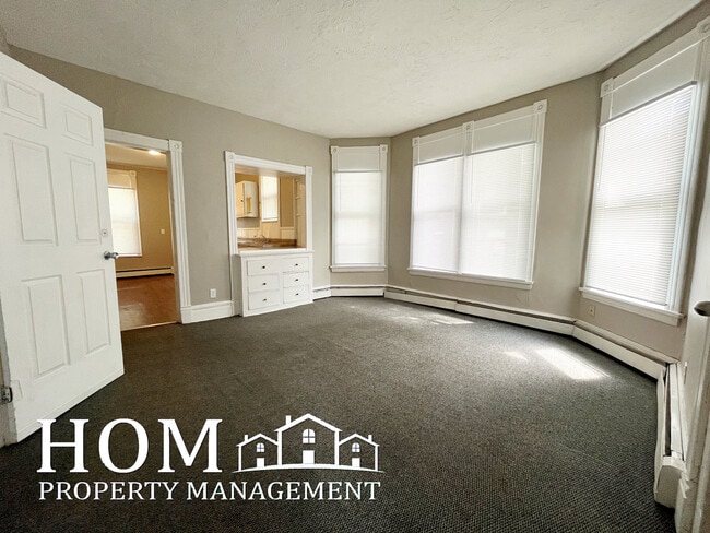 Building Photo - 229 Center St