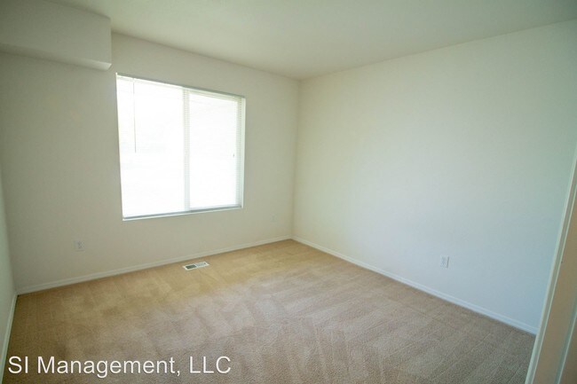 Building Photo - 1325-1423 N Teddy Pl
