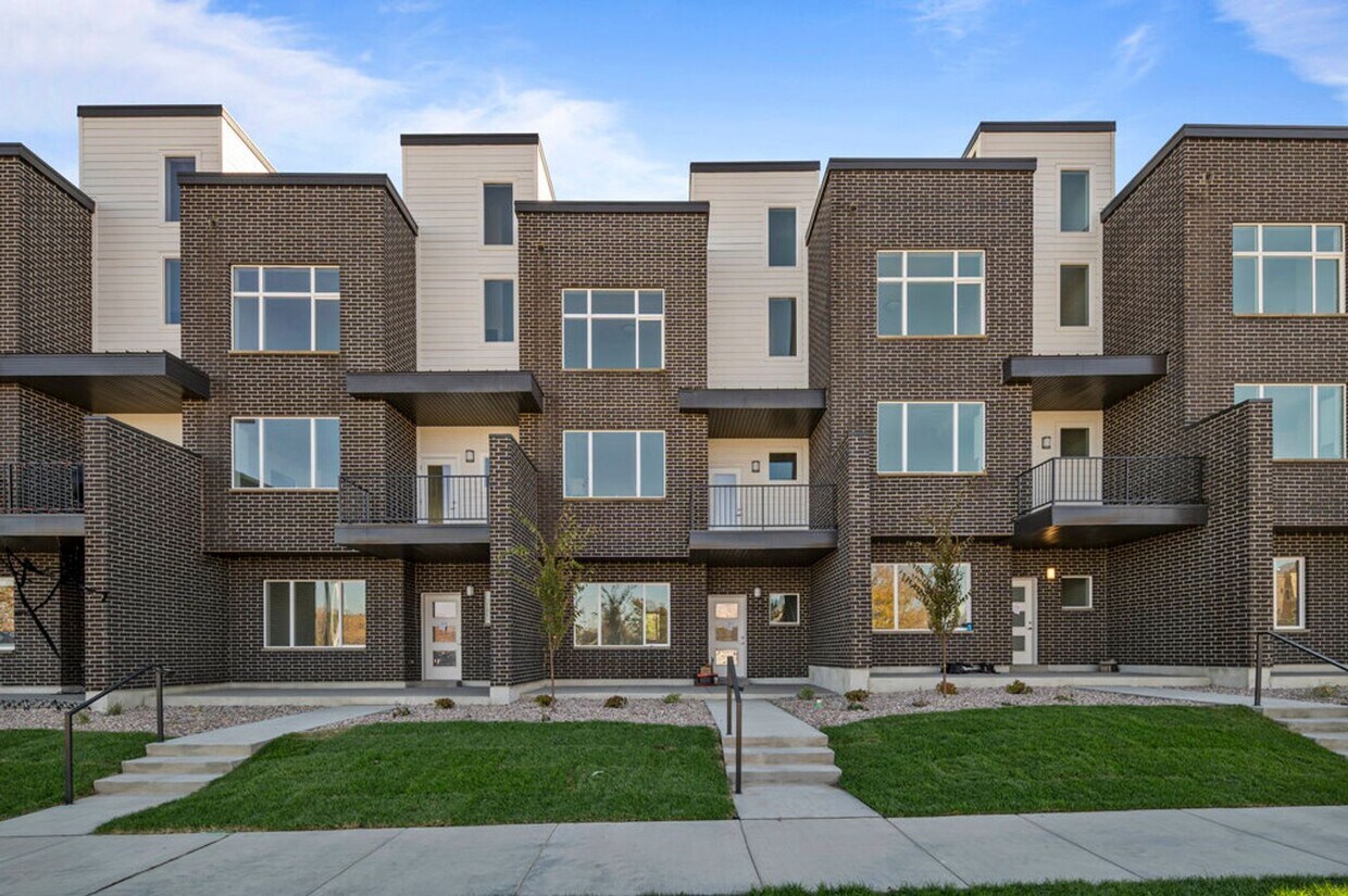 Foto principal - Gorgeous Brand New Townhome!