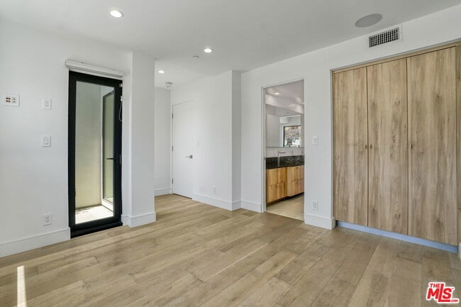 Foto del edificio - 1447 N Martel Ave