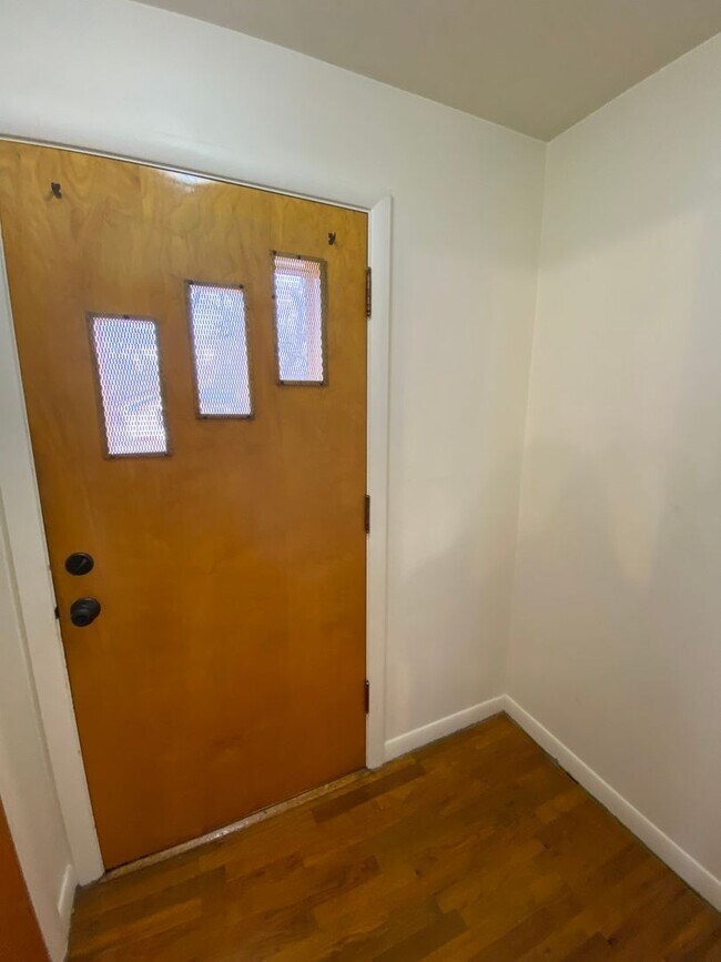 Building Photo - 3 Bed (1 Non-Egress)/ 1 Bath/ 2 Car Garage...