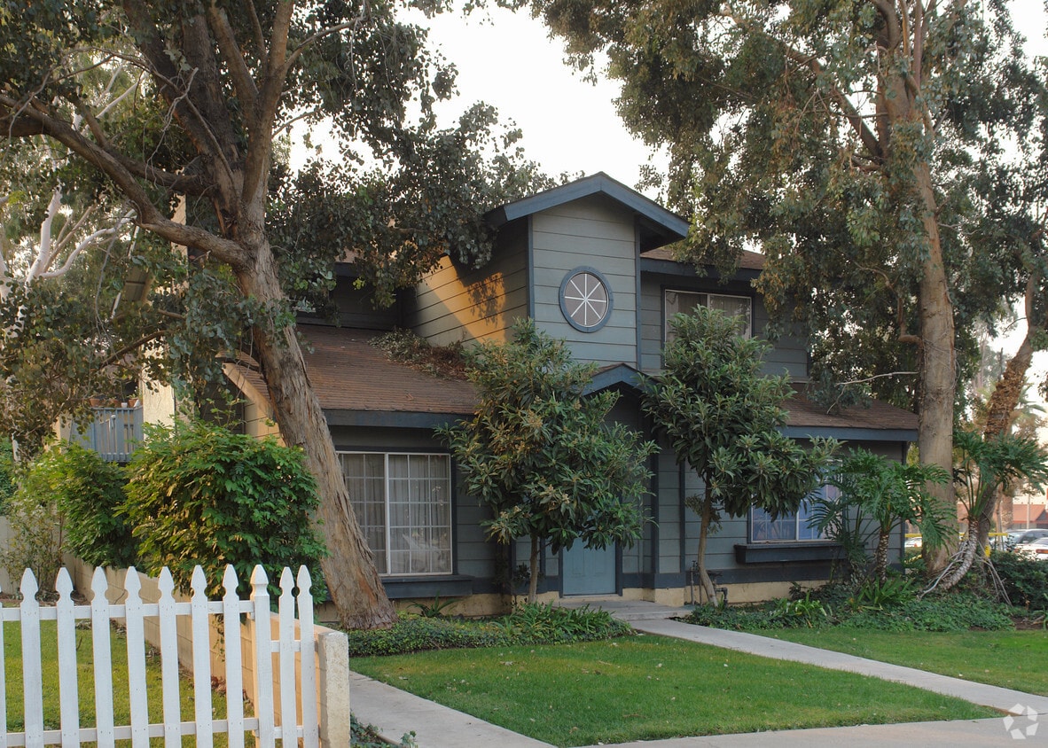 Building Photo - 616 Victoria Ave