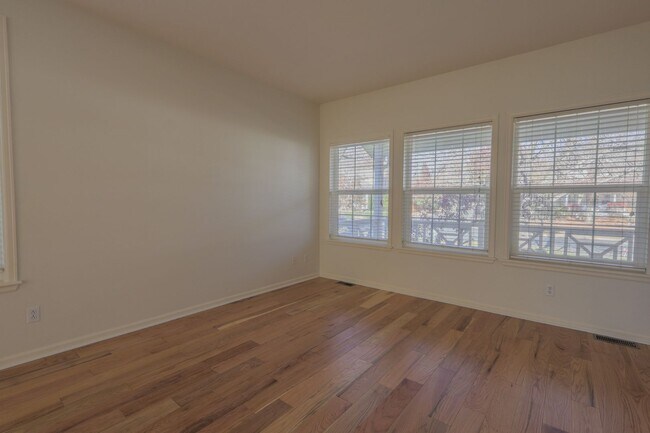 Foto del edificio - Big, Beautiful, and Bike-Path-Adjacent!