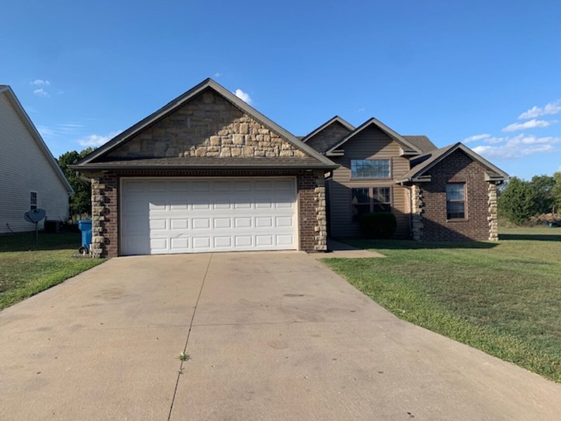 Primary Photo - COMING SOON: BEAUTIFUL 3 BEDROOM / 2 BATHR...