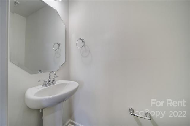 Foto del edificio - 745 Alexander Commons Dr