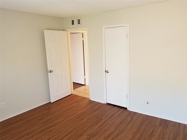 Building Photo - 6032 Westridge Ln