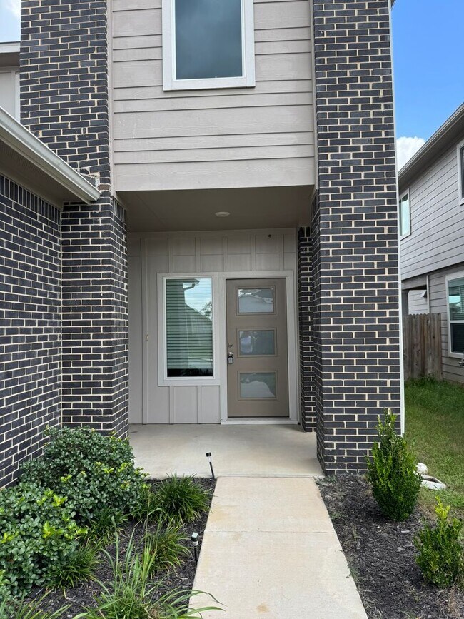 Foto del edificio - Ready for move-in! Spacious 4-bedroom, 3-b...