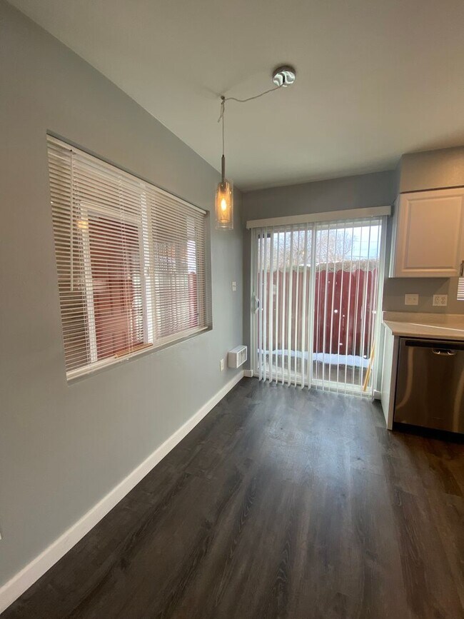 Building Photo - Modern 2 bed 1 bath Duplex