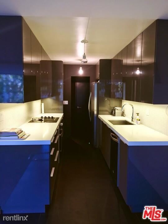 Building Photo - 1 br, 1 bath Condo - 850 N Kings Rd Apt 202