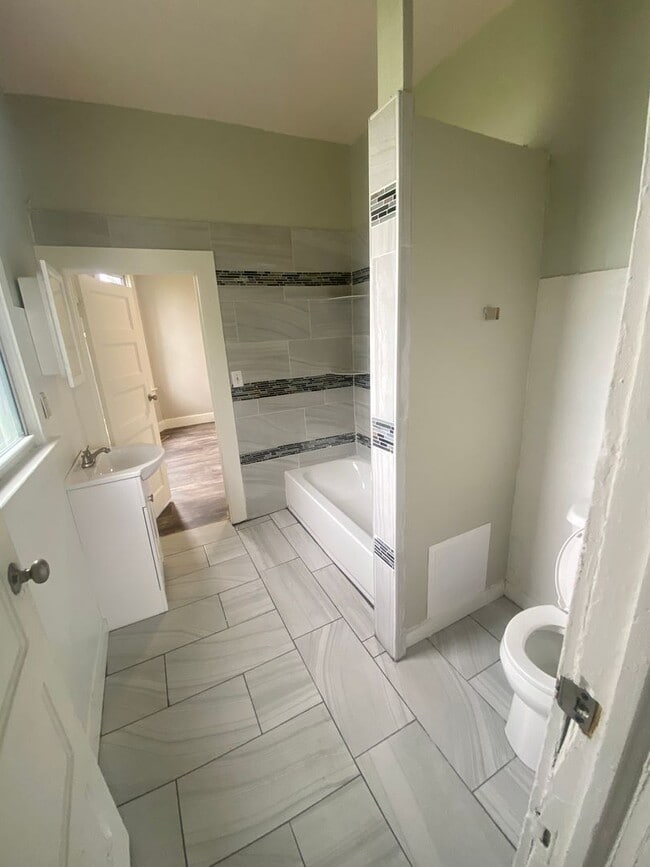 Building Photo - Newly remodeled 3 bedroom house