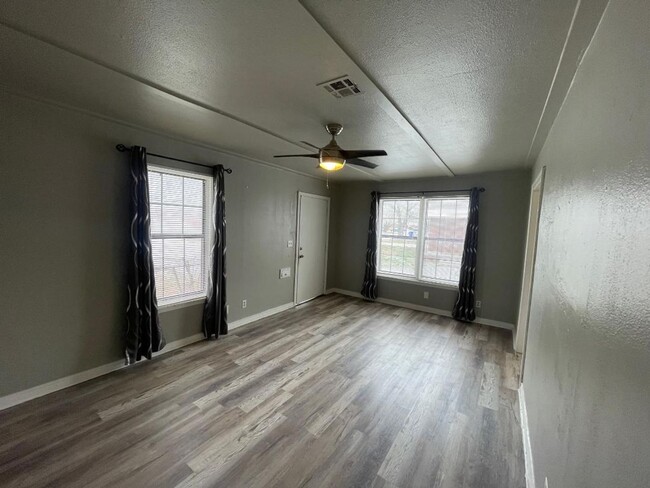 Building Photo - 2 BED 1 BATH DUPLEX FOR LEASE AVAILABLE NOW!!