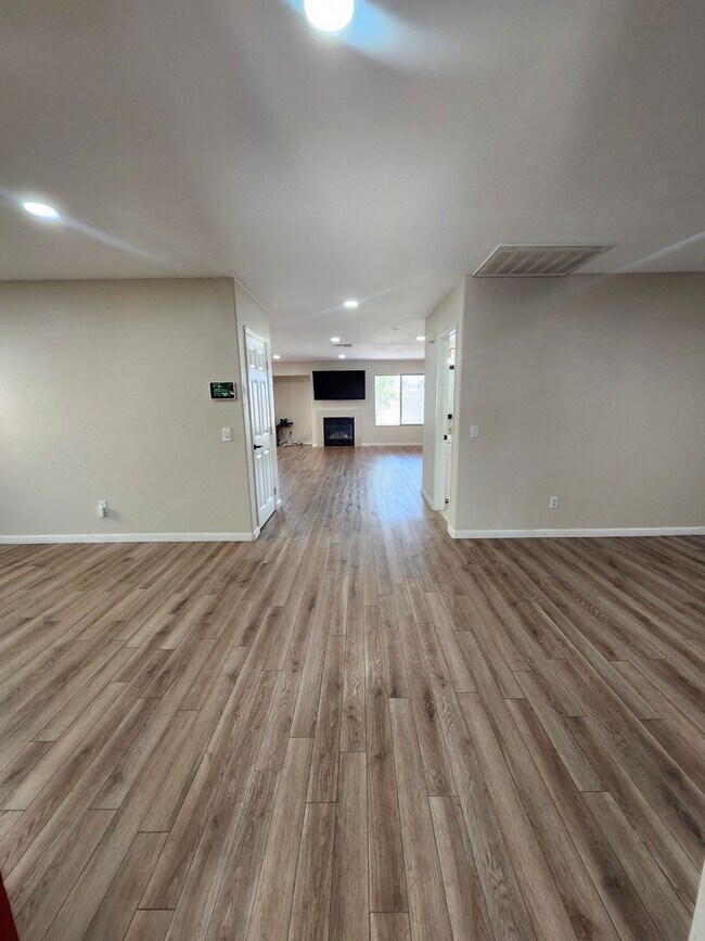Foto del edificio - Beautiful 5 Bedroom House fully remodeled....