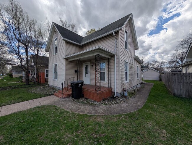 Foto del edificio - Spacious 3-Bedroom, 1.5-Bathroom Home with Garage – $1,950/Month