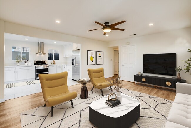 SALA DE ESTAR PUESTA EN ESCENA - 2439 S Burnside Ave