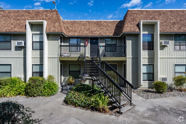 Entrada - McDouall Apartments