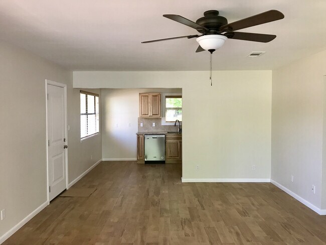 Building Photo - Gruene Duplex