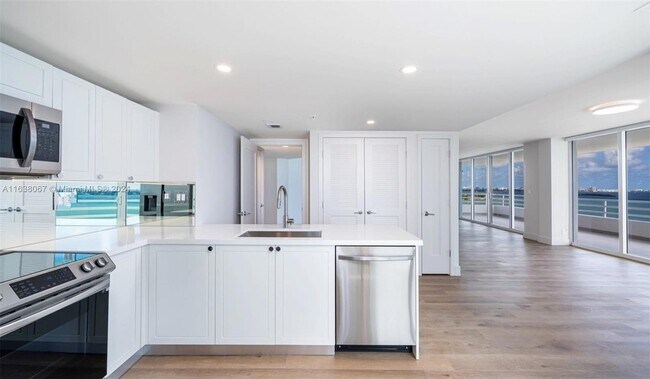 Building Photo - 555 NE 34th St