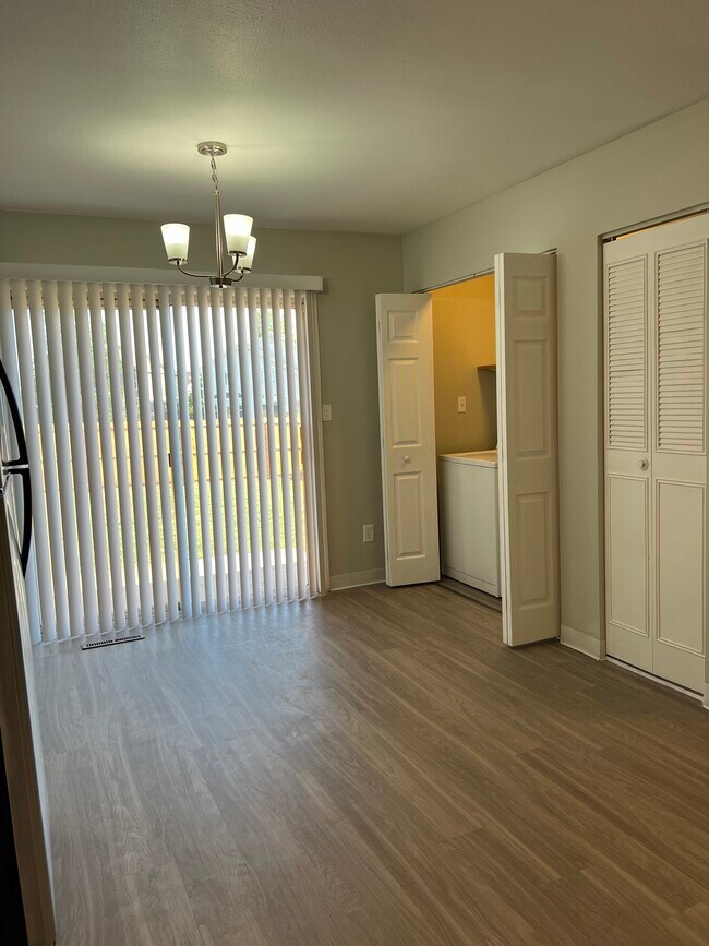 Foto del edificio - 3204 Spruce Dr