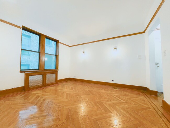 Building Photo - METROPOLITAN AVENUE