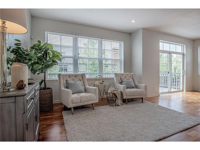 Building Photo - 8140 Oakview Cir N