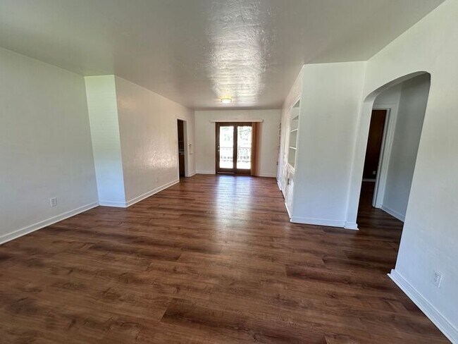 Building Photo - 1540 Hillside Dr
