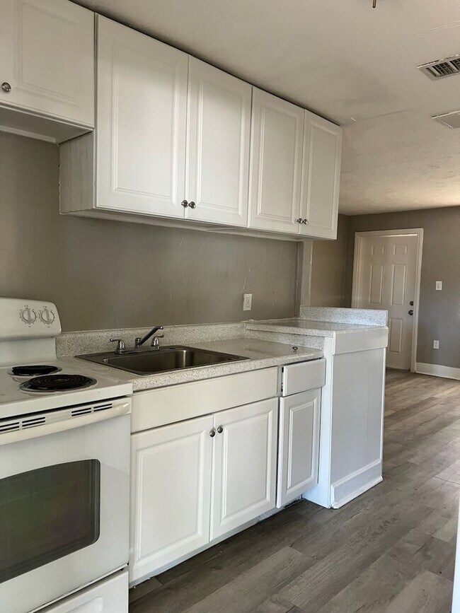 Building Photo - 2 Bed, 1 Bath Home on Corner Lot!