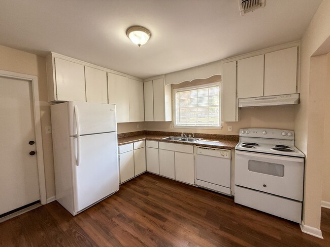 Foto del edificio - 2 Bedroom 1 Bath Duplex for Rent in Pensac...