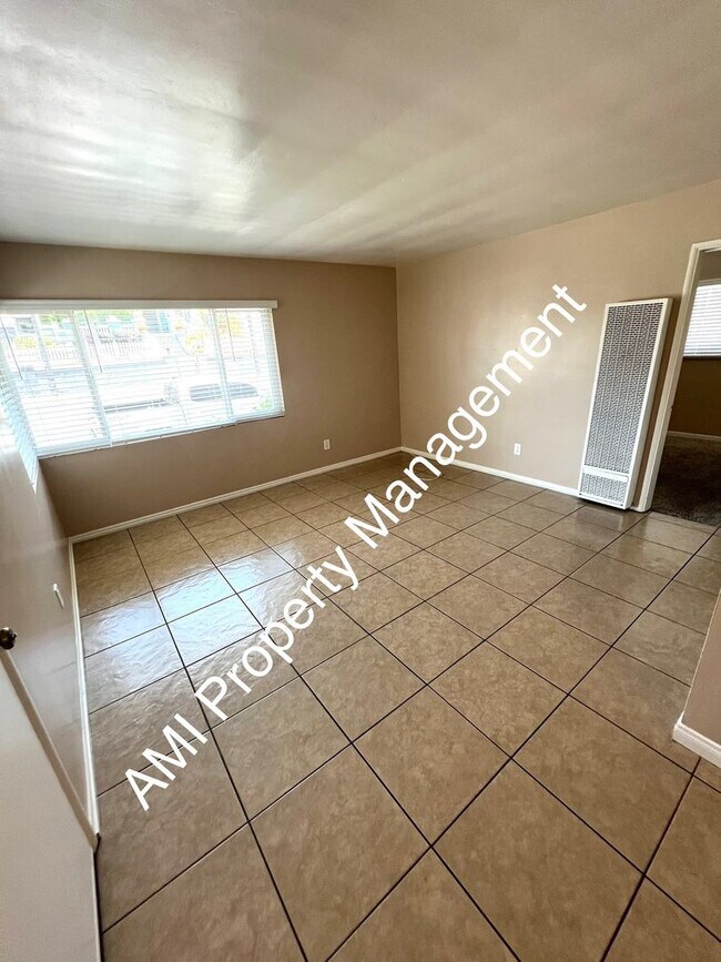 Building Photo - One Bedroom Close to Downtown!!