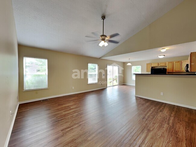 Foto del edificio - 211 Cherrytree Ln