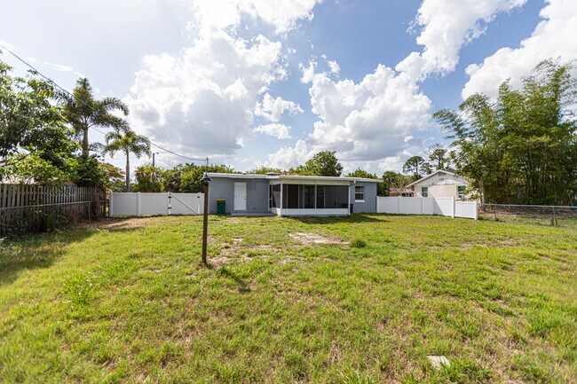 Foto del edificio - 3208 Pinetree St