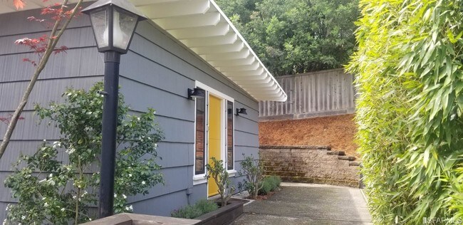 Building Photo - 488 Molino Ave